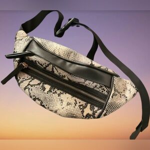 Chic Snakeskin Patterned Waist Bag